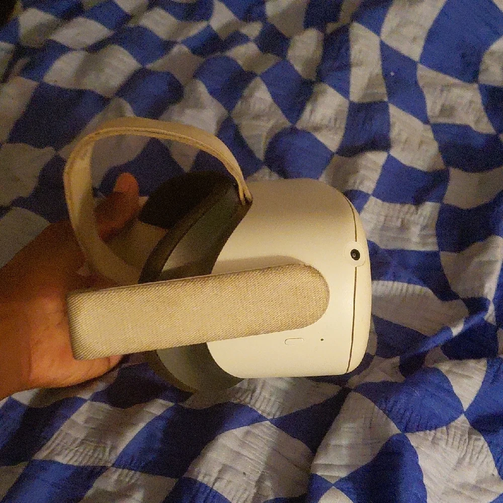 VR Headset in Cream